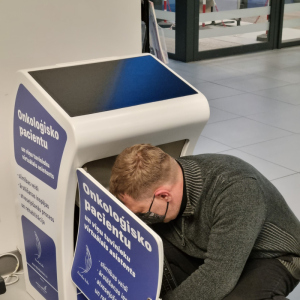 Kristaps (virtuālā asistenda izgatavotājs) veic pēdējos darbus pirms asistenta darba uzsākšanas.