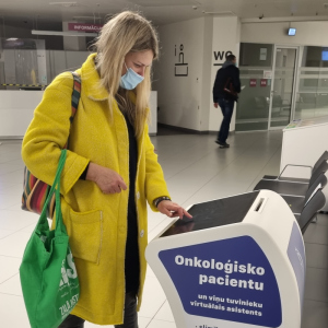 Iveta, kura ir asistenta satura galvenā redaktore, pārbauda, vai viss darbojas.