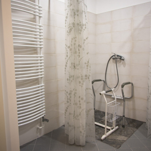 Dušas kabīne istabiņā cilvēkiem ratiņkrēslā