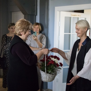 Dignājas pagasta pārvaldes vadītāja Anda Ķiploka un Dzīvības koka vadītāja Gunita Berķe