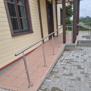 Ieeja ar uzbrauktuvi cilvēkiem ratiņkrēslā